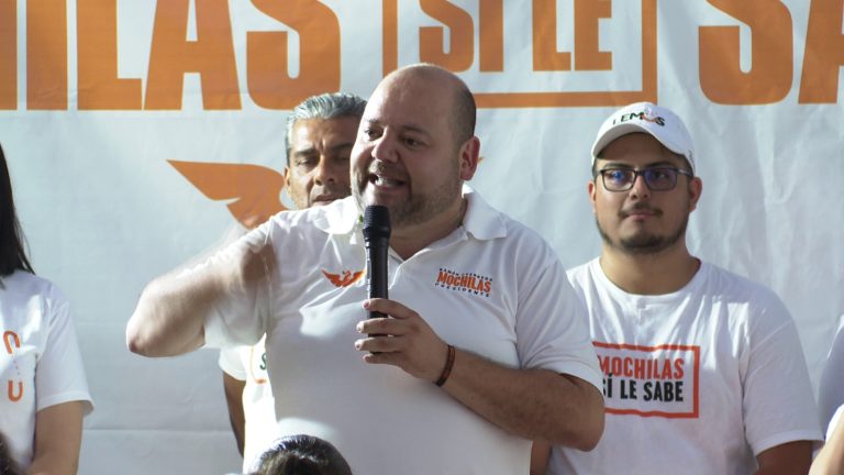 Mochilas en evento político