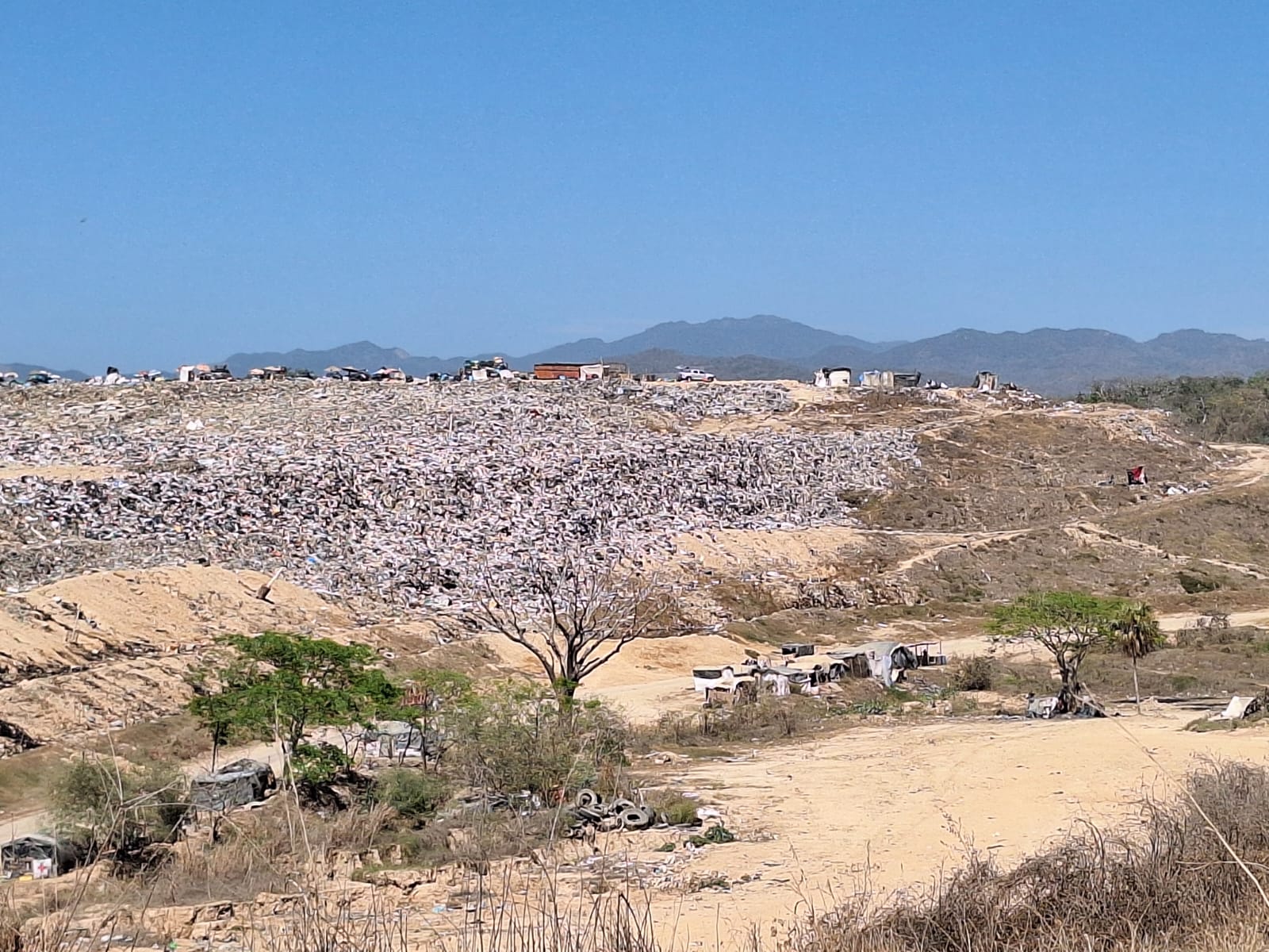 Montaña de basura del relleno sanitario El Gavilán