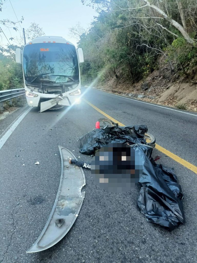 Motociclista muerto tras accidetente con autobus en la federal 200