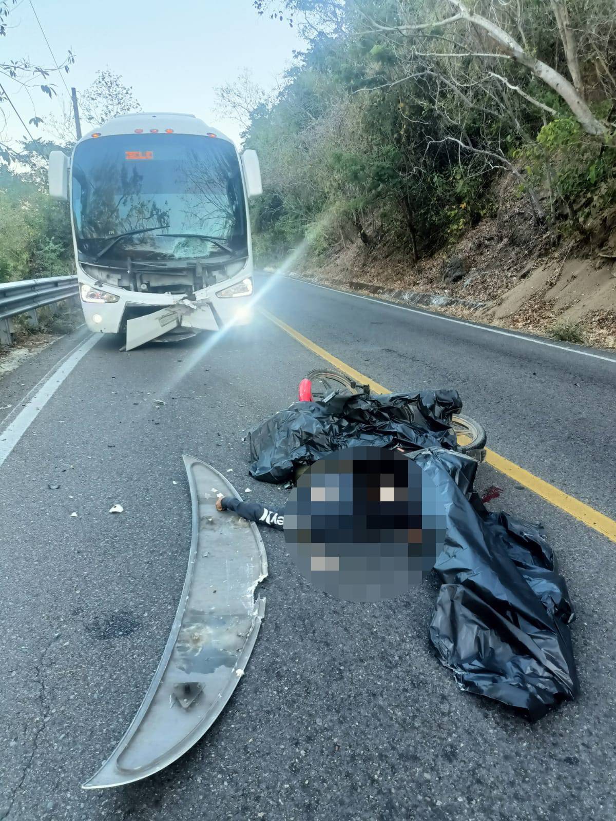 Motociclista muerto tras accidetente con autobus en la federal 200