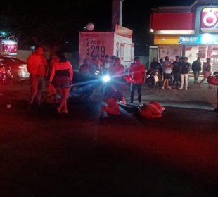 Motociclista provoca grave accidente en Ixtapa