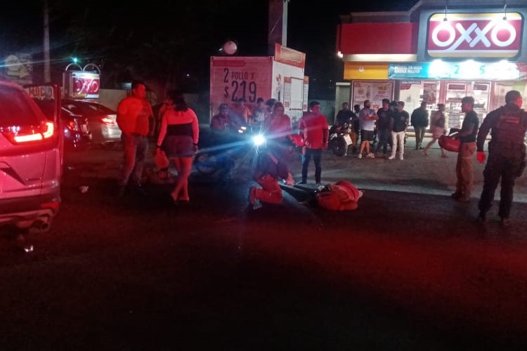 Motociclista provoca grave accidente en Ixtapa