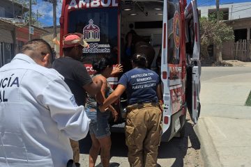 Mujer siendo atendida por paramédicos tras ser arrollada por moto