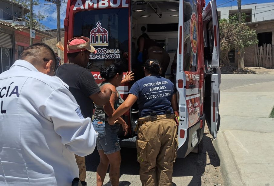 Mujer siendo atendida por paramédicos tras ser arrollada por moto