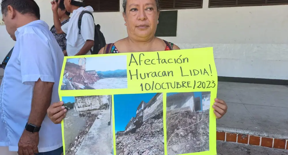 Mujer sosteniendo pancarta