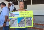 Mujer sosteniendo pancarta