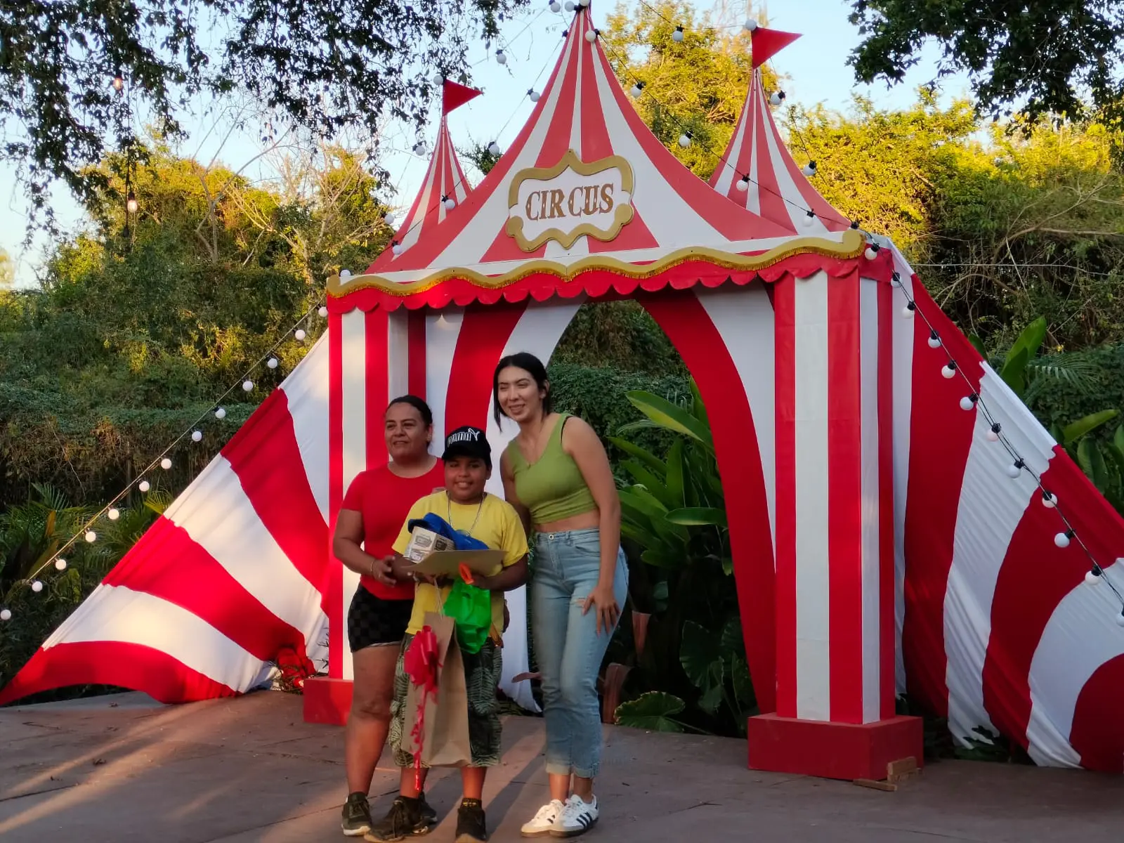 Mujer y niño con regalos