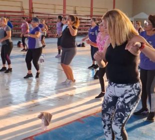 Mujeres bailando