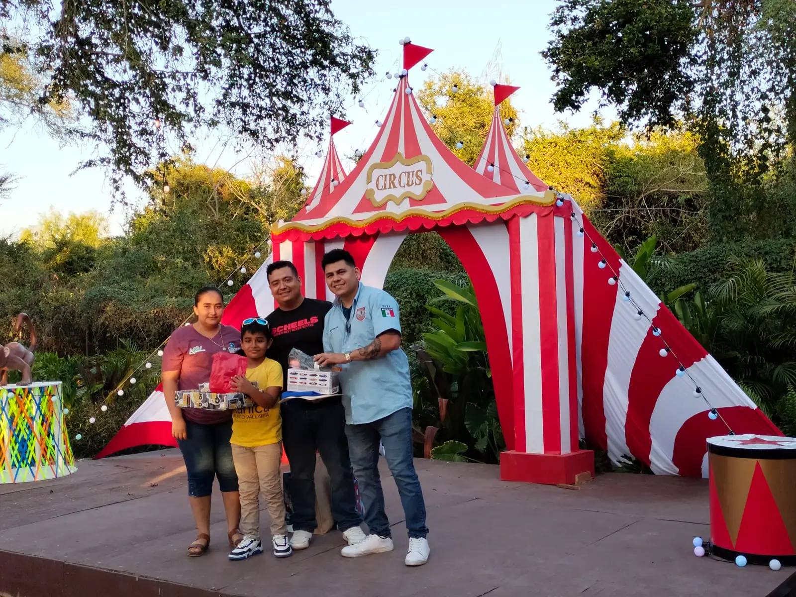 Niño recibiendo regalo