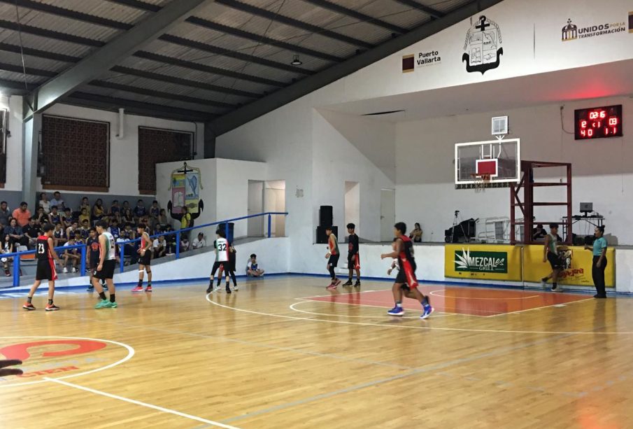 Niños jugando baloncesto