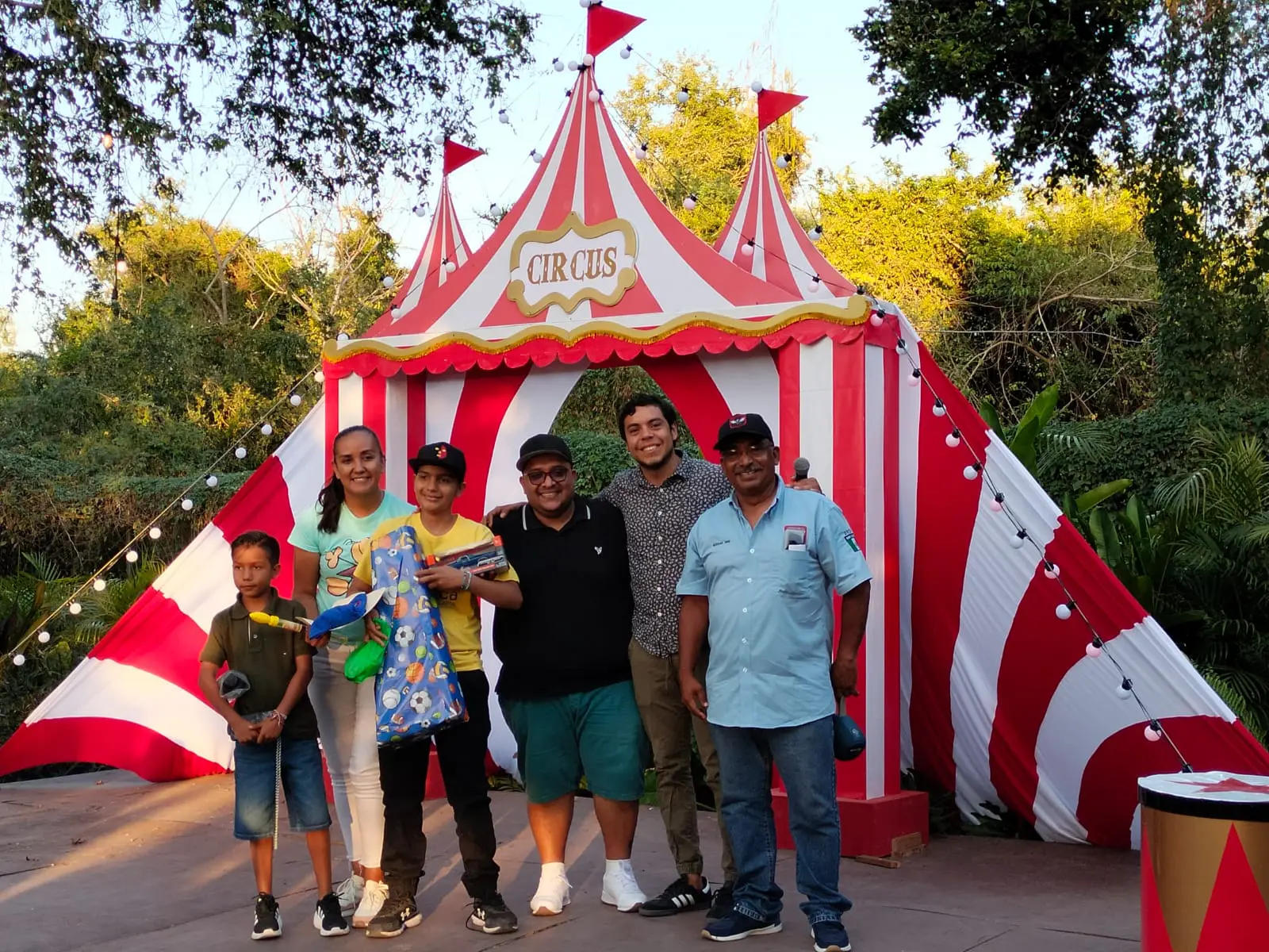 Niños recibiendo regalo
