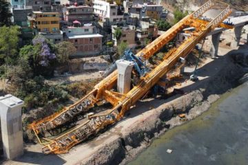 VIDEOS del momento en que colapsa lanzadora en obras del Tren Interurbano, CDMX