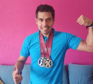 Pablo Delgadillo Cortés con medallas