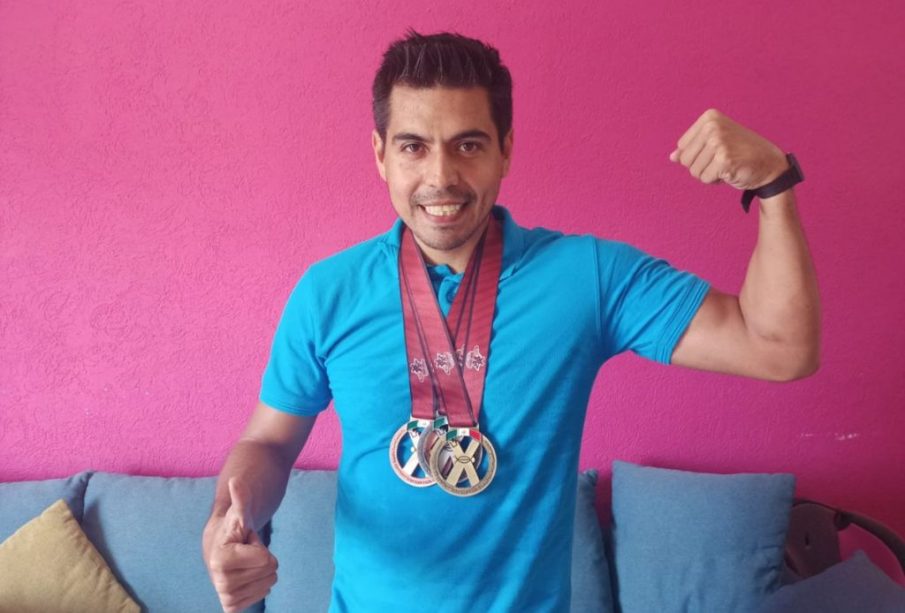 Pablo Delgadillo Cortés con medallas