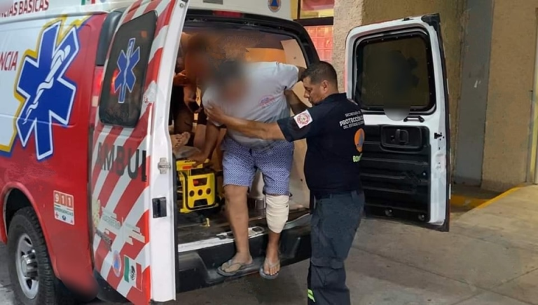 Padre de familia atacado por cocodrilo bajando de ambulancia