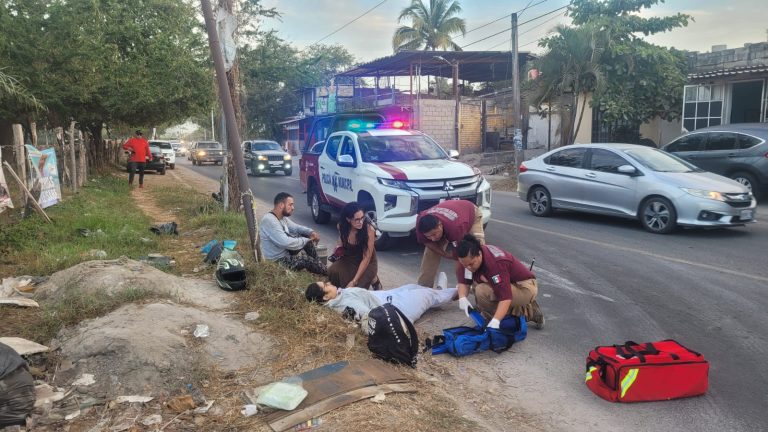 Paramédicos atendiendo a lesionados