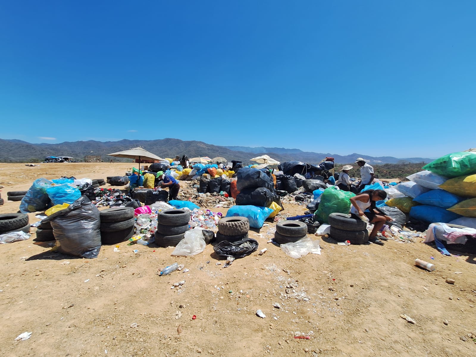 Pepenadores separando la basura