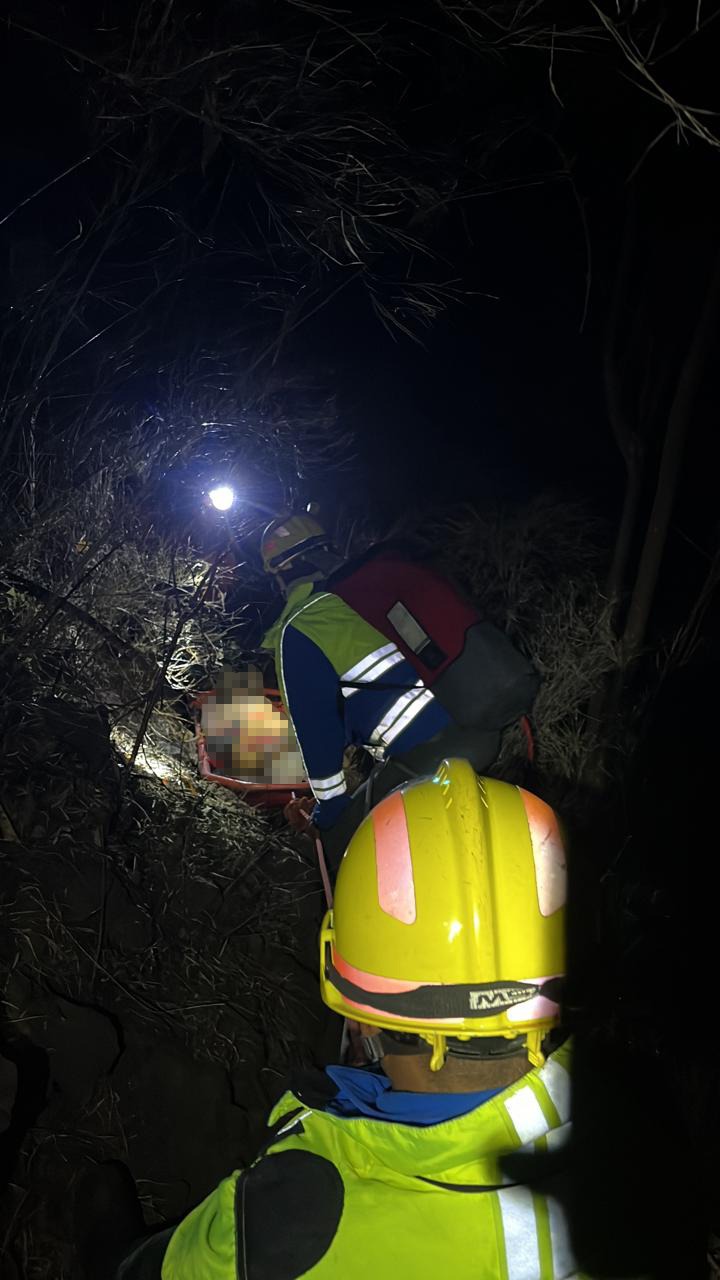 Personal de rescate trasladando cuerpo de excursionista