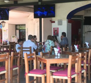 Personas comiendo en restaurante