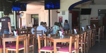 Personas comiendo en restaurante