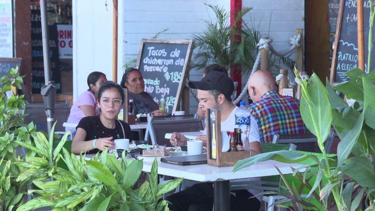 Personas comiendo en restaurante