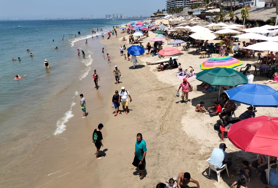 Personas disfrutando de la playa