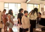 Personas en exposición infantil de pinturas