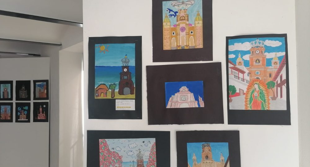 Pinturas en exposición infantil