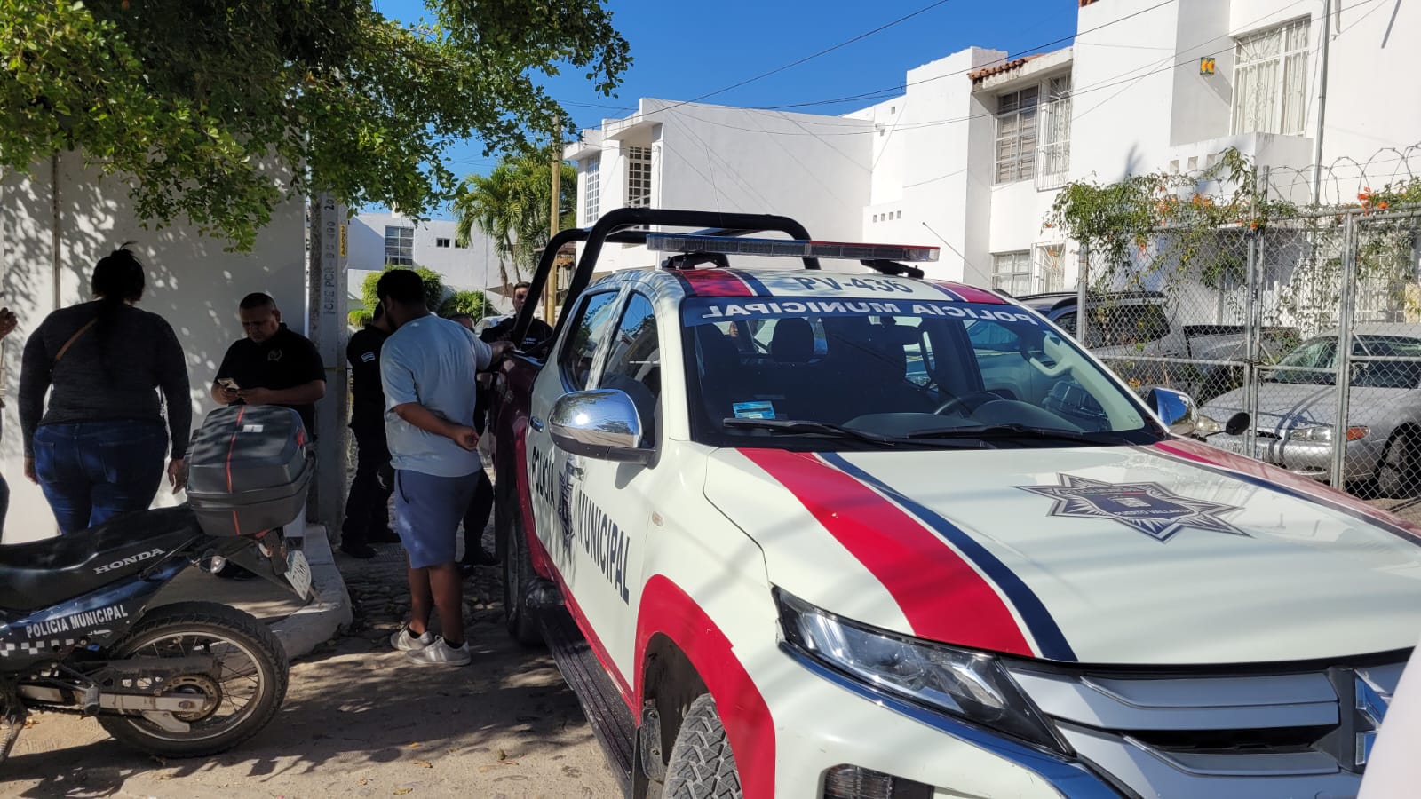 Policías en la colonia Ex Haciendas