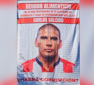 Rostro de Carlos Salcido aparece en mantas acusado de deudor