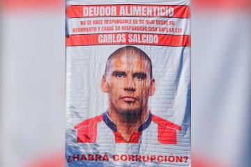 Rostro de Carlos Salcido aparece en mantas acusado de deudor