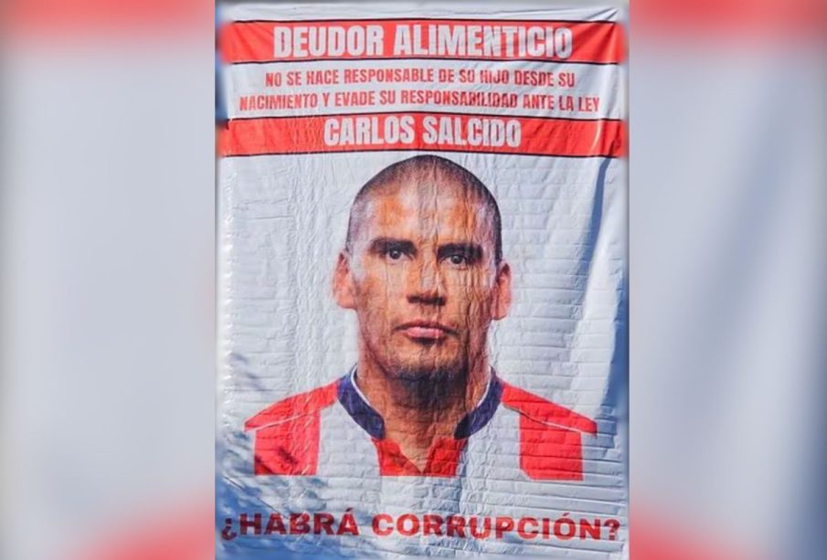 Rostro de Carlos Salcido aparece en mantas acusado de deudor