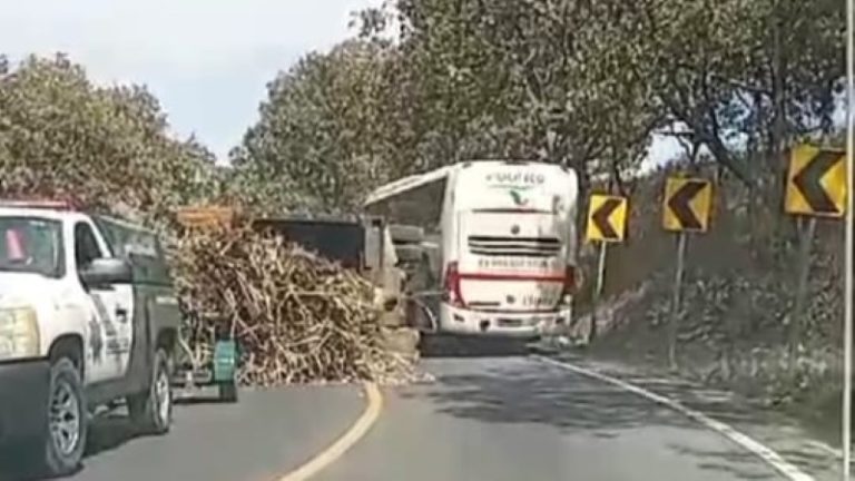 Se volteó tráiler en la curva del Tomazón de la federal 200