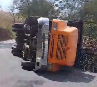 Se volteó tráiler en la curva del Tomazón de la federal 200