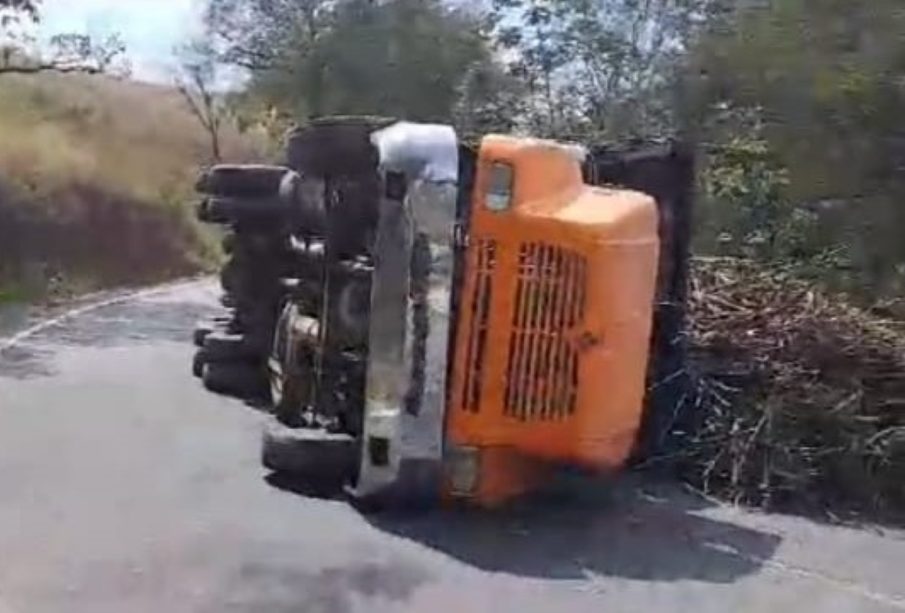 Se volteó tráiler en la curva del Tomazón de la federal 200