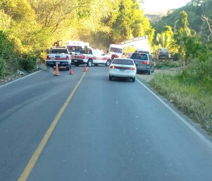 Servicios de emergencia atendiendo accidente carretero