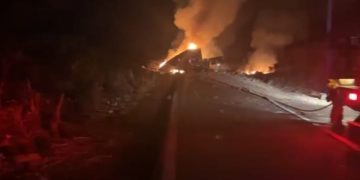 Tráileres se incendiaron tras chocar en carretera Guadalajara-Tepic