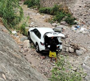 Hombre cae en su vehículo desde 6 metros de altura a canal en colonia Bugambilias