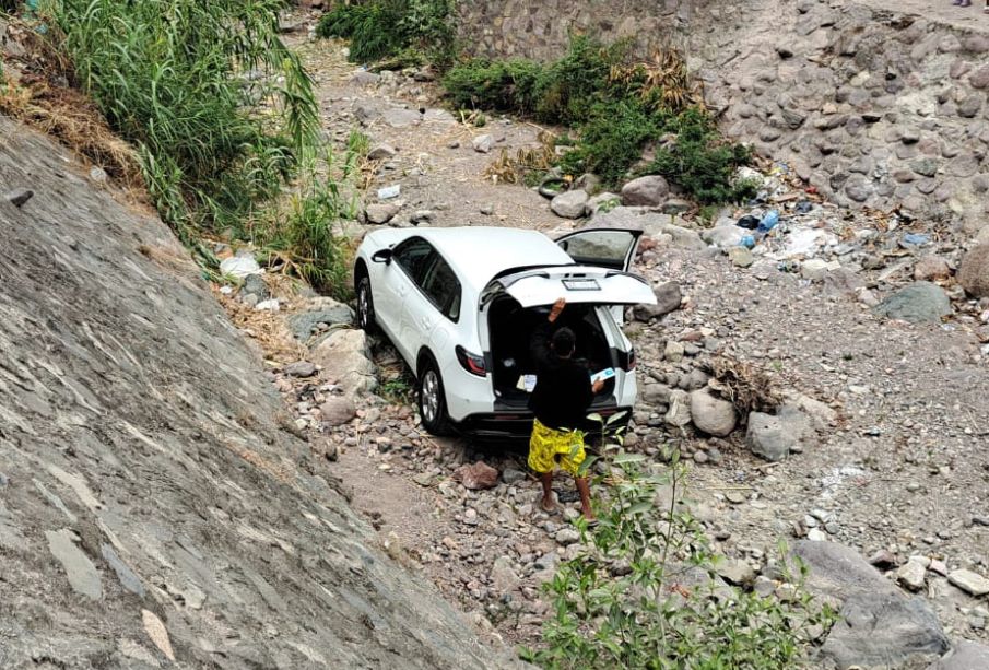 Hombre cae en su vehículo desde 6 metros de altura a canal en colonia Bugambilias