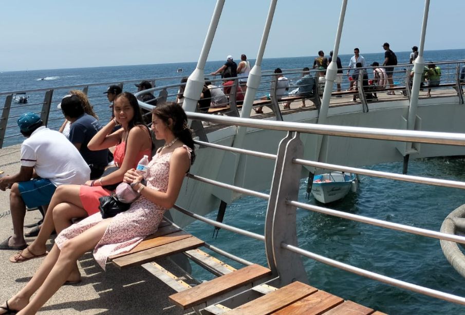 Bancas del muelle Los Muertos comienzan a destrozarse, denuncian vallartenses