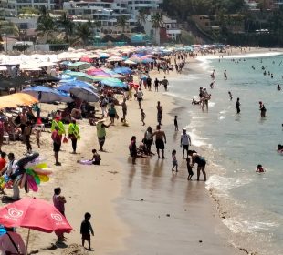 Turistas disfrutando de playa en Vallarta