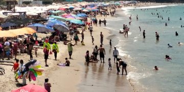 Turistas disfrutando de playa en Vallarta