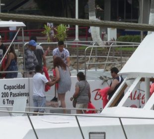 Turistas en embarcación turística