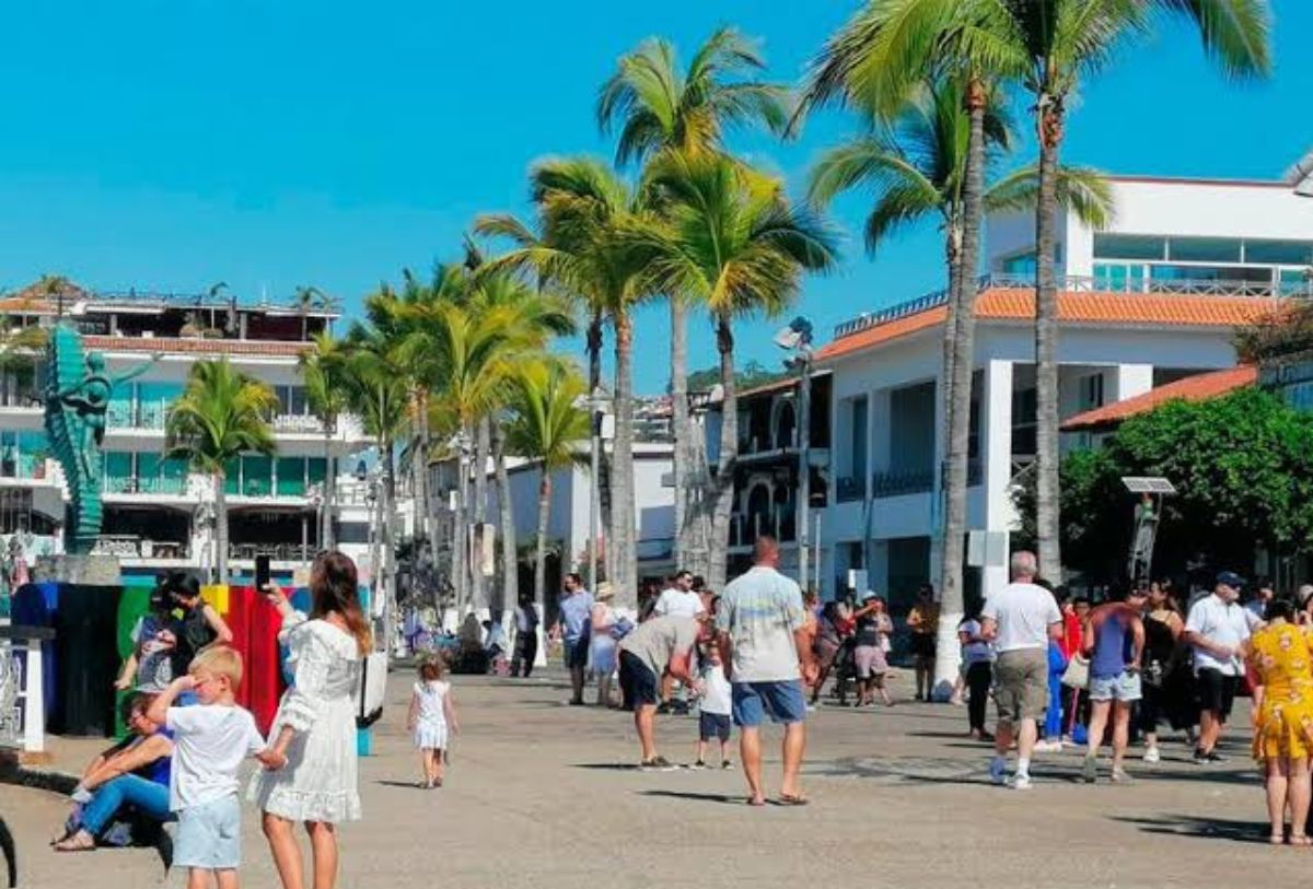 Turistas en zona hotelera