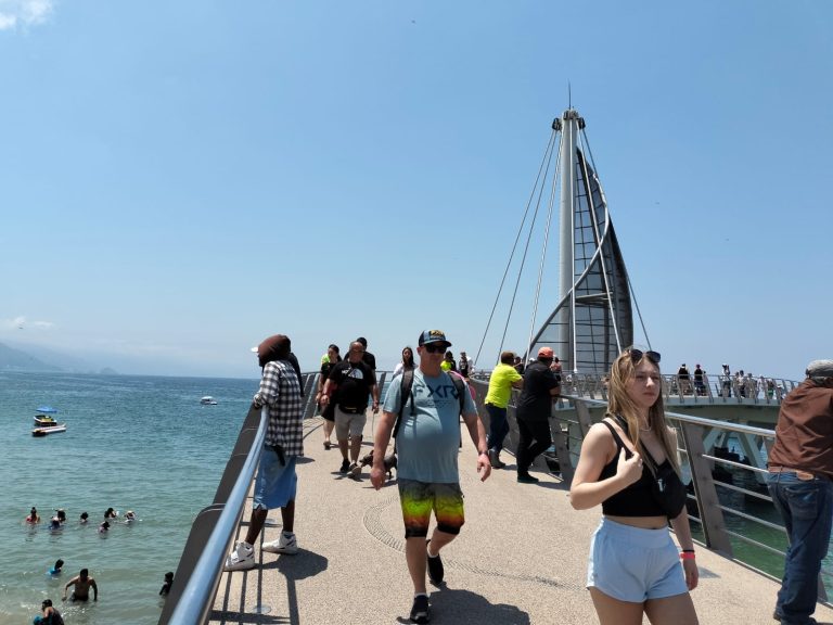 Turistas paseando por muelle