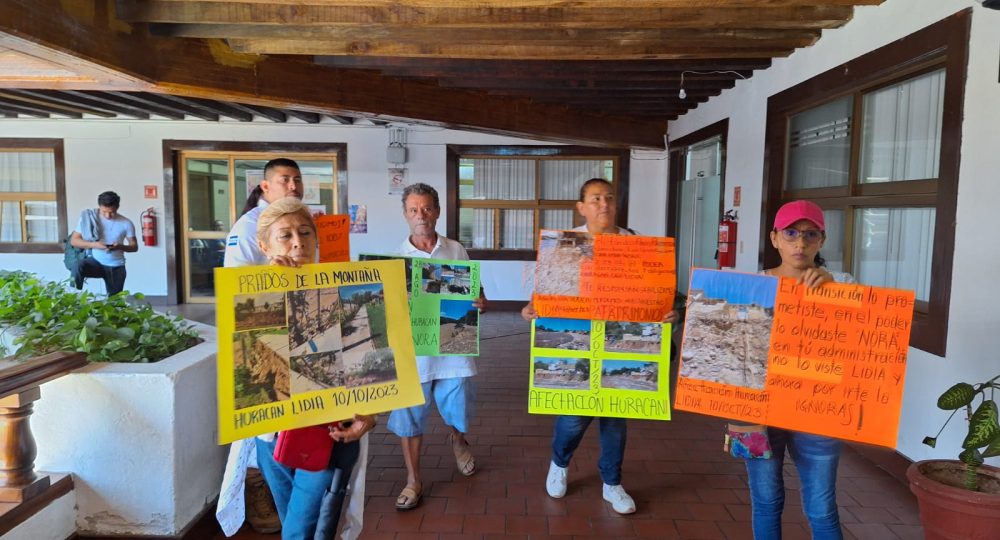 Vecinos de San Esteban con pancartas