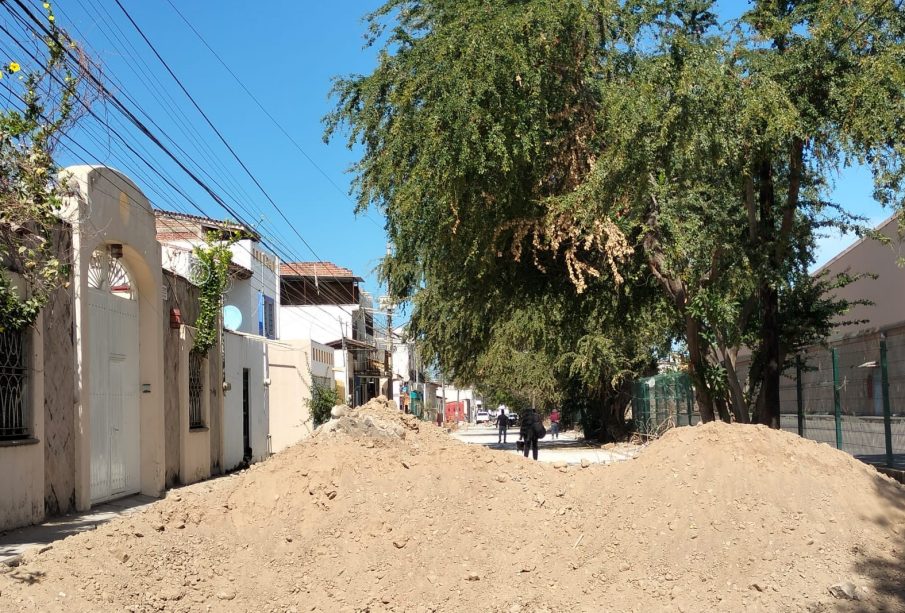 Vecinos de Los Sauces piden agilizar trabajos en la calle Cardenal