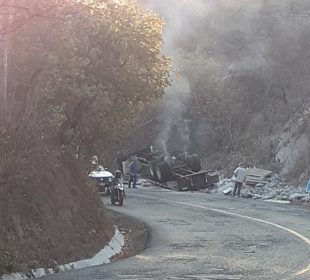 Volcadura e incendio de tráiler en la 200, reportan rapiña