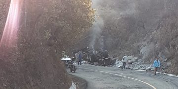 Volcadura e incendio de tráiler en la 200, reportan rapiña