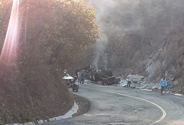 Volcadura e incendio de tráiler en la 200, reportan rapiña